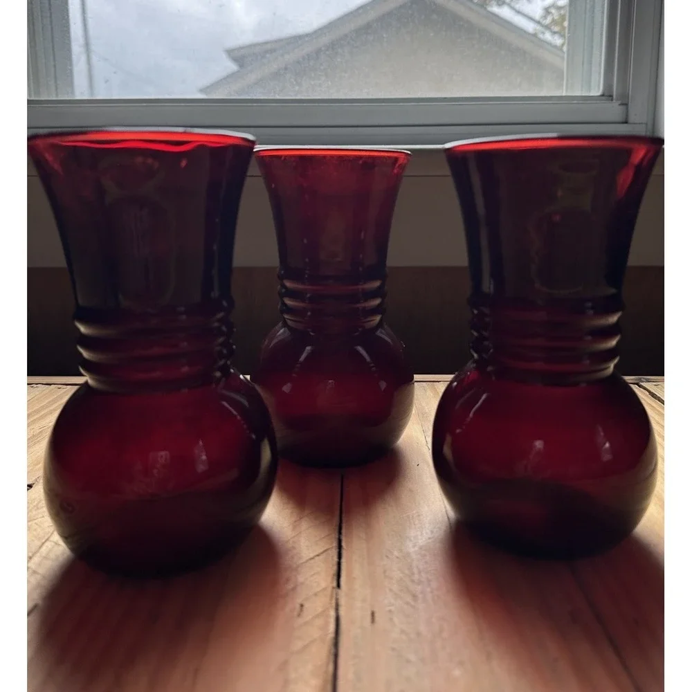 VINTAGE ANCHOR HOCKING ROYAL RUBY RED RIBBED FLOWER VASE 6 1/2